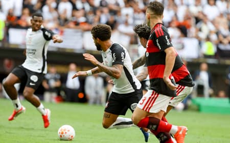 Disputa de bola na final da Supercopa do Brasil entre Flamengo e Corinthians. (Foto: Sergio Lima / AFP)