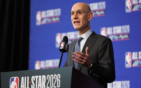 O comissário da NBA, Adam Silver, fala em coletiva durante o fim de semana do All-Star 2026 no Intuit Dome, em Inglewood, Califórnia, em 14 de fevereiro de 2026 (Foto: Ryan sirius sun/getty images via afp)