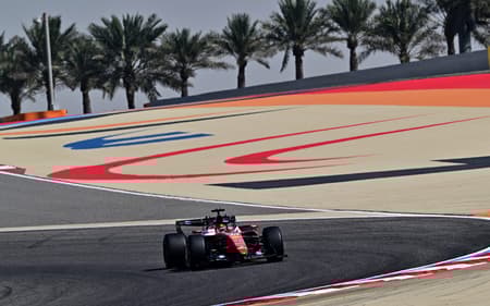 Charles Leclerc, acelera no primeiro dia dos testes de pré-temporada da Fórmula 1 no Circuito Internacional do Bahrein, em Sakhir, em 18 de fevereiro de 2026 (Foto: Giuseppe Cacace/AFP)