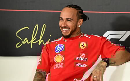 Lewis Hamilton, durante coletiva no primeiro dia do segundo teste de pré-temporada da Fórmula 1 no Circuito Internacional do Bahrein, em Sakhir, em 18 de fevereiro de 2026 (Foto: Giuseppe Cacace/AFP)