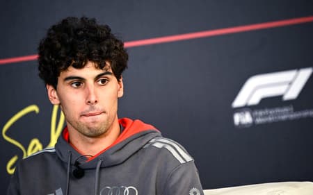 O brasileiro da Audi Gabriel Bortoleto participa de coletiva no primeiro dia do segundo teste de pré-temporada da Fórmula 1 no Circuito Internacional do Bahrein, em Sakhir, em 18 de fevereiro de 2026 (Foto: Giuseppe cacace/afp)