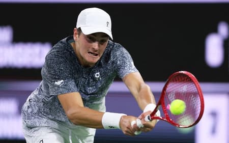 João Fonseca na derrota para Jannik Sinner em Indian Wells (Foto: CLIVE BRUNSKILL/AFP)