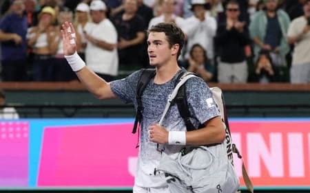João Fonseca deixa a quadra após a derrota para Jannik Sinner em Indian Wells