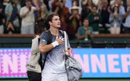 João Fonseca agradece o carinho do público na derrota para Jannik Sinner em Indian Wells