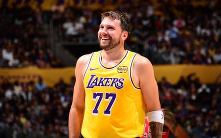Luka Doncic, do Los Angeles Lakers, sorri durante jogo contra o Chicago Bulls na Crypto.com Arena, em Los Angeles, em 12 de março de 2026 (Foto: Adam Pantozzi/NBAE/Getty Images/AFP)
