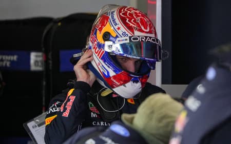 Max Verstappen, da Red Bull, ajusta o capacete nos boxes durante a classificação da sprint do GP da China de F1, em Xangai, em 13 de março de 2026 (Foto: Andy Wong/Pool/AFP)