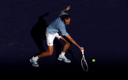 Daniil Medvedev em ação no Masters 1000 de Indian Wells (Foto: Matthew Stockman/Getty Images)