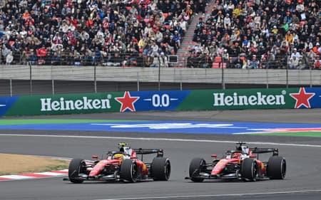 Lewis Hamilton e Charles Leclerc durante o GP da China de Fórmula 1 no GP da China, em 15 de março de 2026. (Foto: Hector Retamal/AFP)