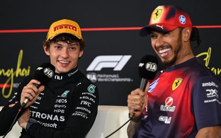 Kimi Antonelli, vencedor, e Lewis Hamilton, terceiro colocado, participam de coletiva após o GP da China de Fórmula 1, em 15 de março de 2026. (Foto: Jade Gao/AFP)