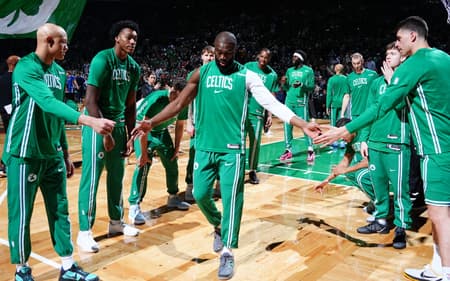 Boston, 18 de março de 2026: Jaylen Brown é apresentado antes de Celtics x Warriors no TD Garden. (Foto: Brian Babineau/NBAE via Getty Images/AFP)