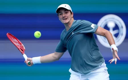 João Fonseca na vitória na estreia no Masters 1000 de Miami, contra o húngaro Fabian Marozsan (Foto: Matthew Stockman/AFP)