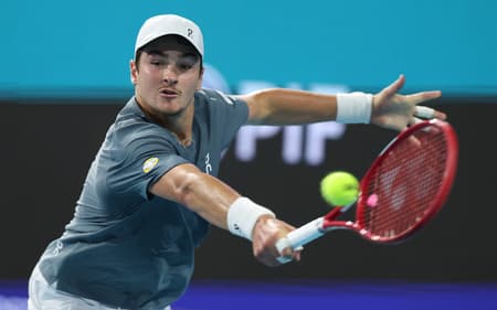 João Fonseca durante partida contra o número 1 do mundo, Carlos Alcaraz, no Masters 1000 de Miami 2026 (Foto: Al Bello/Getty Images via AFP)