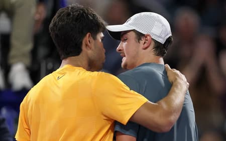 Carlos Alcaraz abraça João Fonseca após a vitória em Miami