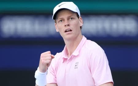 O italiano Jannik Sinner na vitória sobre o americano Frances Tiafoe