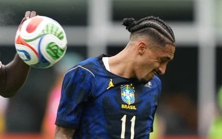 Raphinha e Upamecano em Brasil x França (Foto: MICHAEL OWENS / GETTY IMAGES NORTH AMERICA / GETTY IMAGES VIA AFP)