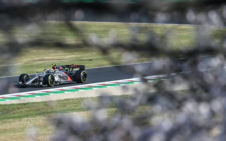 Gabriel Bortoleto recuperando suas voltas no Treino Livre 2 no GP do Japão 2026 (Foto: Andrew Caballero-Reynolds/AFP)