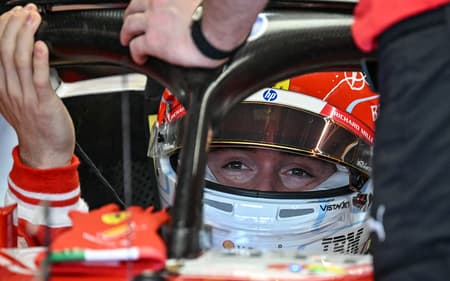 Charles Leclerc em pit stop no GP do Japão 2026 (Foto: Toshifumi Kitamura/AFP)
