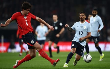 Maguire e Arrascaeta em Inglaterra e Uruguai (Foto: Henry NICHOLLS / AFP)