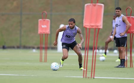 Alexsander treina na cidade do galo (Foto: Pedro Souza / Atlético)