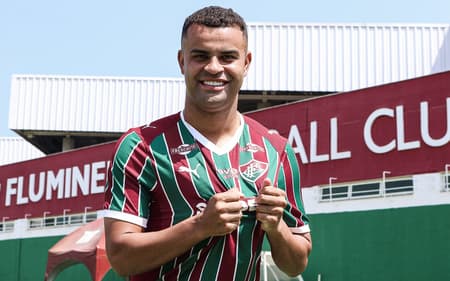 Alisson com a camisa do Fluminense (Foto: Marcelo Gonçalves/ Fluminense FC)