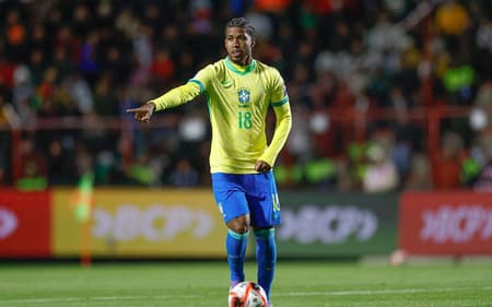 Andrey Santos em ação pela a Seleção Brasileira contra a Bolívia, nas Eliminatórias