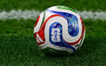 Bola da Copa do Mundo no jogo entre Itália e Irlanda do Norte