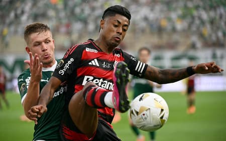 Bruno Henrique disputa bola com Bruno Fuchs, na final entre Flamengo e Palmeiras (Foto: Luis Acosta/AFP)
