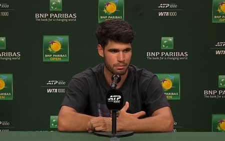 Carlos Alcaraz em coletiva no Indian Wells 2026 após ser derrotado por Daniil Medvedev (Foto: Reprodução/X)
