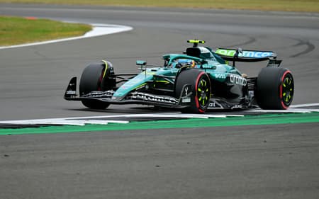 Espanhol Fernando Alonso, da Aston Martin, no treino classificatório para o GP da Inglaterra (foto: Andrej ISAKOVIC / AFP)