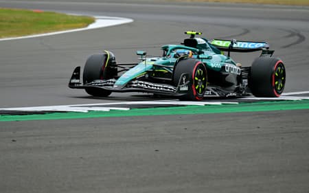 Espanhol Fernando Alonso, da Aston Martin, no treino classificatório para o GP da Inglaterra (foto: Andrej ISAKOVIC / AFP)