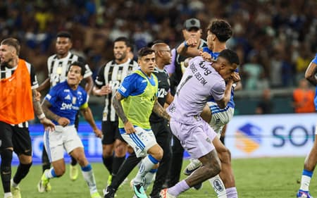 Confusao entre jogadores do Cruzeiro e Atletico MG, durante jogo da final do Campeonato Mineiro