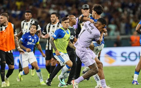 Confusao entre jogadores do Cruzeiro e Atletico MG, durante jogo da final do Campeonato Mineiro