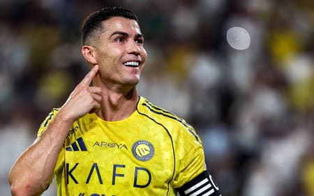 Cristiano Ronaldo comemorando o segundo gol marcado (Foto: Fayez Nureldine/AFP)