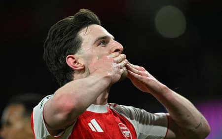 Declan Rice comemorando o gol da classificação do Arsenal sobre o Bayer Leverkusen (Foto: Glyn Kirk/AFP)