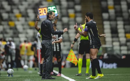 Domínguez e Hulk (Foto: Pedro Souza / Atlético)