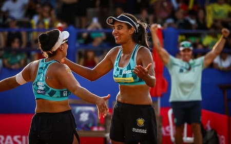 Duda e Ana Patrícia conquistando bronze no Elite 16 de vôlei de praia etapa em João Pessoa (Foto: Volleyball World)