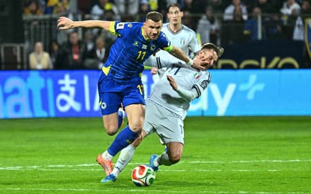 Dzeko em ação com Frattesi em Bósnia x Itália em disputa por vaga na Copa do Mundo