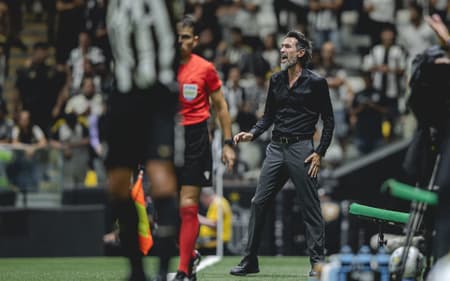 Eduardo Domínguez em Atlético x São Paulo (Foto: Pedro Souza / Atlético)