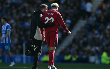 Ekitiké no chão após lesão no duelo entre Brighton x Liverpool (Foto: Glyn Kirk/AFP)