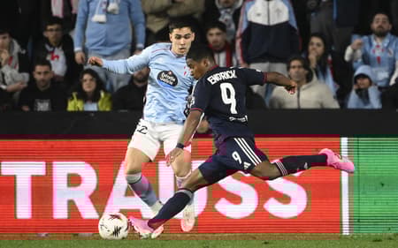 Endrick finaliza no confronto entre Celta e Lyon, pela Europa League