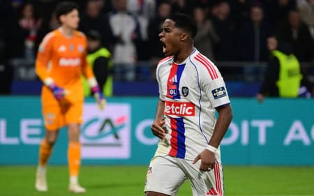 Endrick reage durante Lyon x Lens, pela Copa da França