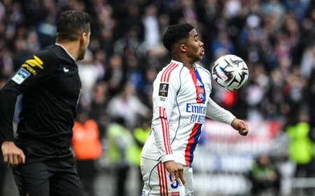 Endrick mata bola no peito no duelo entre Lyon e Lille pela Ligue 1 (Foto: Olivier Chassignole / AFP)