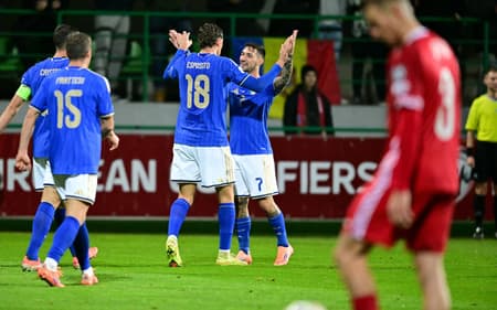 Esposito comemora gol marcado pela Itália sobre a Moldávia