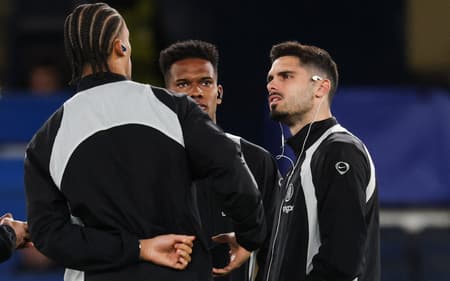 Estêvão conversa com João Pedro e Pedro Neto antes de Chelsea x PSG