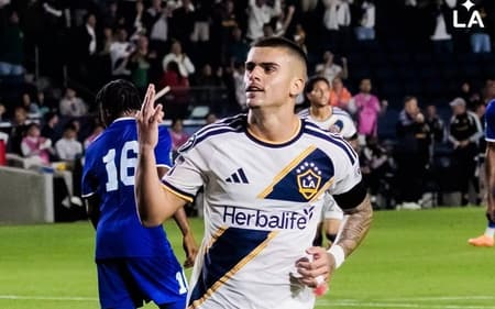 Gabriel Pec comemorando hat-trick (Foto: Divulgação/LA Galaxy)