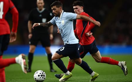 Arrascaeta em ação pelo Uruguai (Foto: Henry Nicholls / AFP)