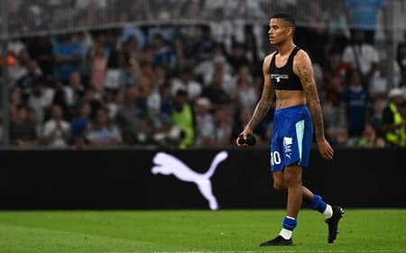 Greenwood deixa amistoso entre Olympique Marseille e Aston Villa sem camisa após briga