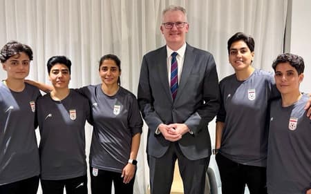 Tony Burke ao lado de jogadoras da Seleção Iraniana que pretendem permanecer na Austrália. (Foto: reprodução/redes sociais)