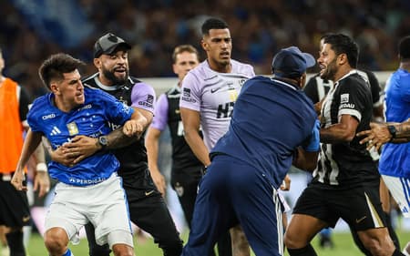 Hulk em briga no clássico Cruzeiro x Atlético