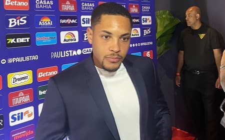 Vitor Roque durante premiação do Paulistão